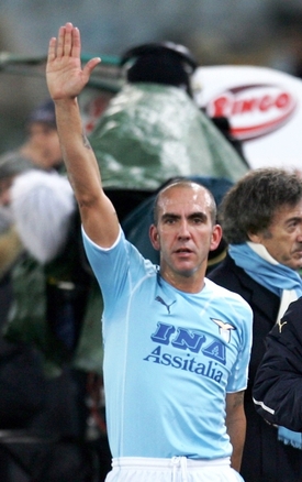 Moment, který ovlivnil kariéru Di Cania. Tímto "pozdravem" oslavoval gól s fanoušky Lazia Řím.