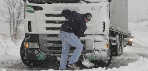 Sněžení komplikuje dopravu v Česku.