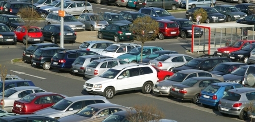 Ministerstvo dopravy bude kvůli přeplněným silnicím a parkovištím podporovat takzvaný car-sharing.