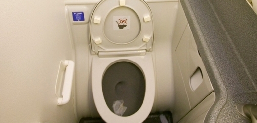 Toalety na palubách letadel budou ještě menší (ilustrační foto).