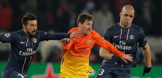 Lionel Messi (uprostřed) se v utkání proti PSG zranil.