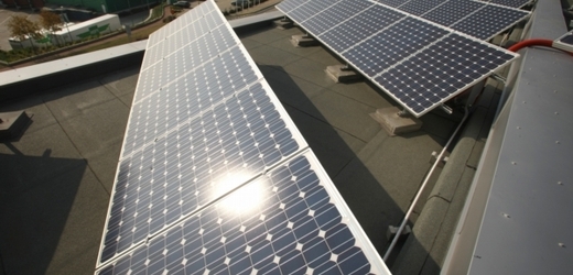 Elektřinu ze solárních elektráren musí distributoři vykupovat výrazně dráže, než za kolik ji poté prodají (ilustrační foto).