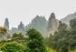 Národní park Zhangjiajie, Čína. Park působí, jako kdyby byl inspirován nějakým nadpřirozeným místem. Tisíce sloupů z křemene a pískovce byly častým motivem čínských malířů i předlouhou pro poletující ostrůvky v Avatarovi. (Foto: Profimedia.cz)