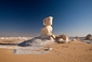 White Desert, Egypt. Kromě písku a kamenů má tato poušť i něco navíc-přírodní skulptury, které během času vymodeloval vítr do nejroztodivnějších tvarů. (Foto: Profimedia.cz)