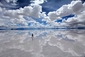 Salar de Uyuni, Bolívie. Během období dešťů se největší solná plocha na světě změní v obří zrcadlo. Foto: Profimedia.cz, Kazuyoshi Nomachi/ Corbis)