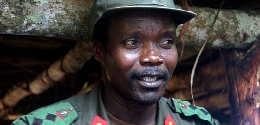 Joseph Kony úspěšně uniká početným pronásledovatelům.