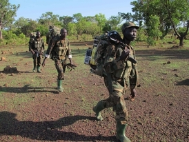 Ugandští vojáci marně pátraji po Konym.