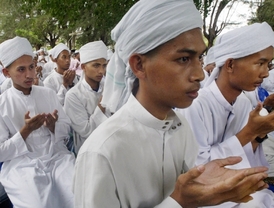 Muslimští studenti v Sai Buri při modlení.