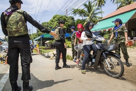 Ženy z polovojenských oddílů kontrolují muslimky v Pattani.