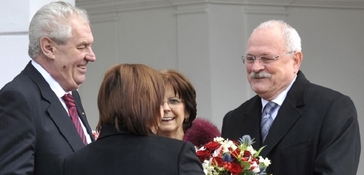 Český prezident Miloš Zeman (vlevo) doprovázený manželkou Ivanou zahájil 4. dubna v Bratislavě dvoudenní státní návštěvu Slovenska. Přivítali je slovenský prezident Ivan Gašparovič a jeho manželka Silvia (druhá zprava).