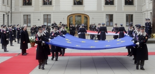 Prezident ČR Miloš Zeman a předseda Evropské komise José Manuel Barroso vyvěsili 3. dubna na prvním nádvoří Pražského hradu vlajku Evropské unie.