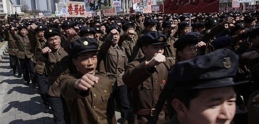 Pchjongjang po březnové jaderné zkoušce už pohrozil totální válkou i jaderným a raketovým útokem. Na snímku severokorejská armáda.