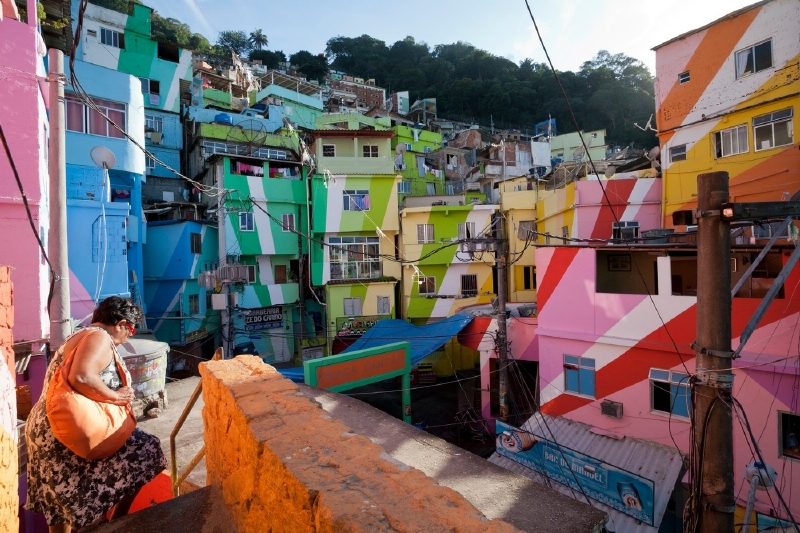Rio de Janeiro. Holandští umělci Haas a Hahn pokreslili domy tamní chudisnké čtvrti veselými barvami. (Foto: Profimedia.cz, Alex Robinson/JAI/Corbis)