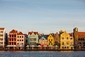 Willemsta, Curaçao. Podle legendy přikázal v 19. století holandský guvernér, aby všichni obyvatelé natřeli své domy jinými barvami než bílou.  (Foto: Profimedia.cz, Paul Souders/Corbis)