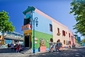 Čtvrť La Boca, Buenos Aires. Z loděnice pocházejí i barvy, které dodaly místu jeho veselý vzhled. (Foto: Profimedia.cz, Jose Fuste Raga/Corbis)