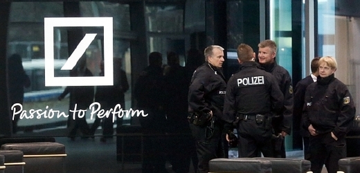 Policie ve frankfurtské hlavní budově Deutsche Bank (ilustrační foto).