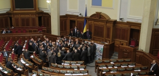 Ukrajinská opozice od středy okupuje hlavní sněmovní sál a blokuje zahájení rozpravy.