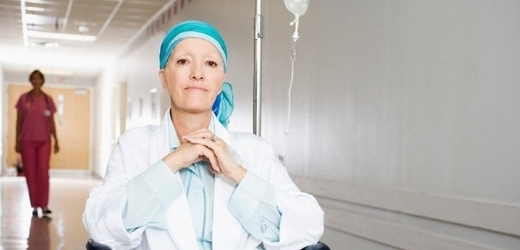 Pacienti s rakovinou se podle lékařů mnohdy léčby zbytečně obávají právě kvůli vedlejším účinkům.