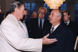 Historické setkání Michaila Gorbačova (vpravo) a Ronalda Reagana v Reykjavíku.