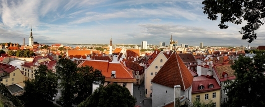 Nádherné Staré Město v Tallinnu připomíná v mnohém Prahu.