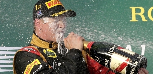 Vítězná "koupel" v podání Kimiho Räikkönena z Lotusu.