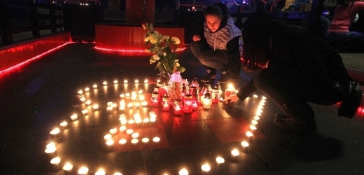 Lidé za mrtvou dívku zapalují svíčky (archivní foto).