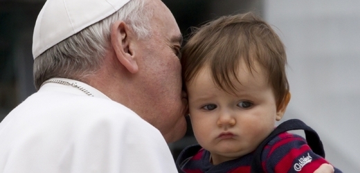 Papež František s chlapcem.
