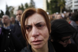 Vzlykající pracovnice banky při demonstraci na Kypru.