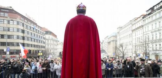 Moderátor v kostýmu krále na shromáždění, které pořádalo 7. dubna na Václavském náměstí v Praze hnutí nespokojených občanů Holešovská výzva.