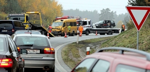 Srážka šesti osobních aut a dodávky v neděli odpoledne uzavřela plzeňskou dálnici D5 (ilustrační foto).