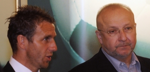 Příbramský šéf Jaroslav Starka (vpravo) odmítá nařčení Karla Poborského, že by jeho tým ovlivňoval hráče Českých Budějovic.