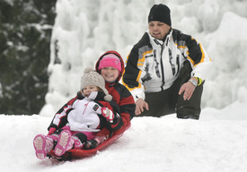 Sněhu si užívají i rodiny s dětmi.