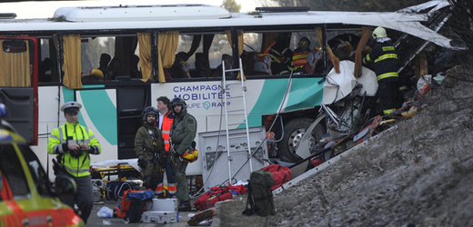 V autobuse bylo kolem 50 lidí a na místě nehody (na snímku) je asi sedm sanitek.