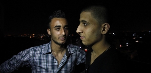 Policie chytá v palestinském pásmu Gazy mladíky s odlišným účesem.