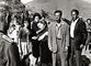 Poznali byste ho? V roce 1960 se Jean-Paul (uprostřed, v brýlích) objevil v De Sicově Horlace se Sophií Lorenovou.