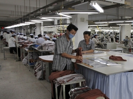 Lehký průmysl v Kesongu. Severokorejští dělníci.
