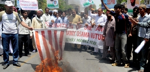 Demonstranti v Pákistánu pálí americkou vlajku.