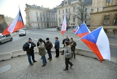 Stoupenci Holešovské výzvy demonstrují před Úřadem vlády.