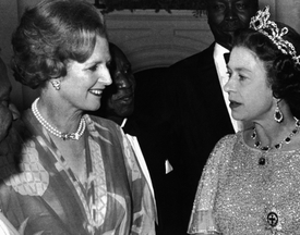 Čerstvá premiérka Thatcherová a královna Alžběta II. roku 1979.