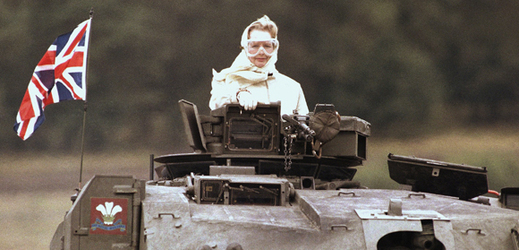 Margaret Thatcherová se projela v tanku při návštěvě britských ozbrojených sil v německém Hamburku roku 1986.