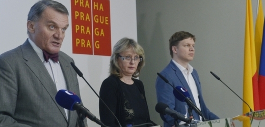 Pražský primátor Bohuslav Svoboda (vlevo), radní Eva Vorlíčková a náměstek primátora Tomáš Hudeček (vpravo).
