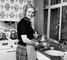 Roku 1975 se politička nechala vyfotografovat u sebe doma i při všední činnosti, jakou je mytí nádobí.