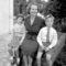 Třiatřicetiletá Margaret Thatcherová se svými šestiletými dvojčaty Carol a Markem u jejich domu ve Farnborough.