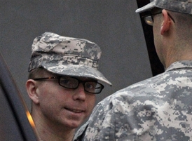 Voják USA Bradley Manning vynesl pro WikiLeaks tajné diplomatické dokumenty. Draze za to zaplatí.  