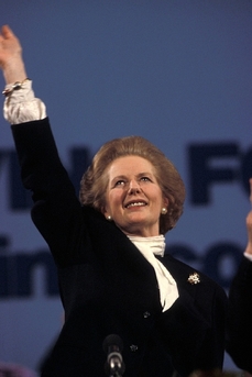 Margaret Thatcherová při volební kampani v roce 1987.