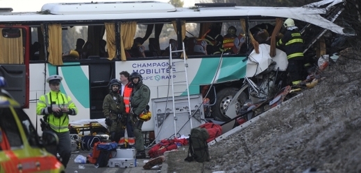 Ve francouzském autobuse, který 8. dubna ráno havaroval u sjezdu z dálnice D5 u Rokycan, zemřela jedna školačka. 