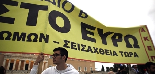 Snižování důchodů a mezd a zvyšování daní nadále vyhání Řeky do ulic.