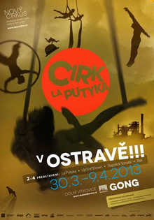 Plakát lákající na představení v Ostravě.