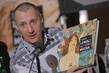 Podnikatel Richard Fuxa, který disponuje sbírkou Ivana Lendla, s knihou o jeho díle.
