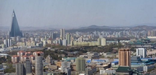 Pchjongjang, v pozadí hotel nedostavěný hotel Rjongjong.